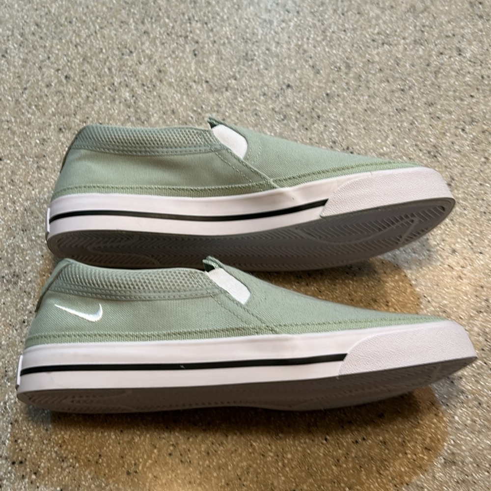 NWOB Nike slip on sneakers Size 7.5M. - Picture 7 of 9